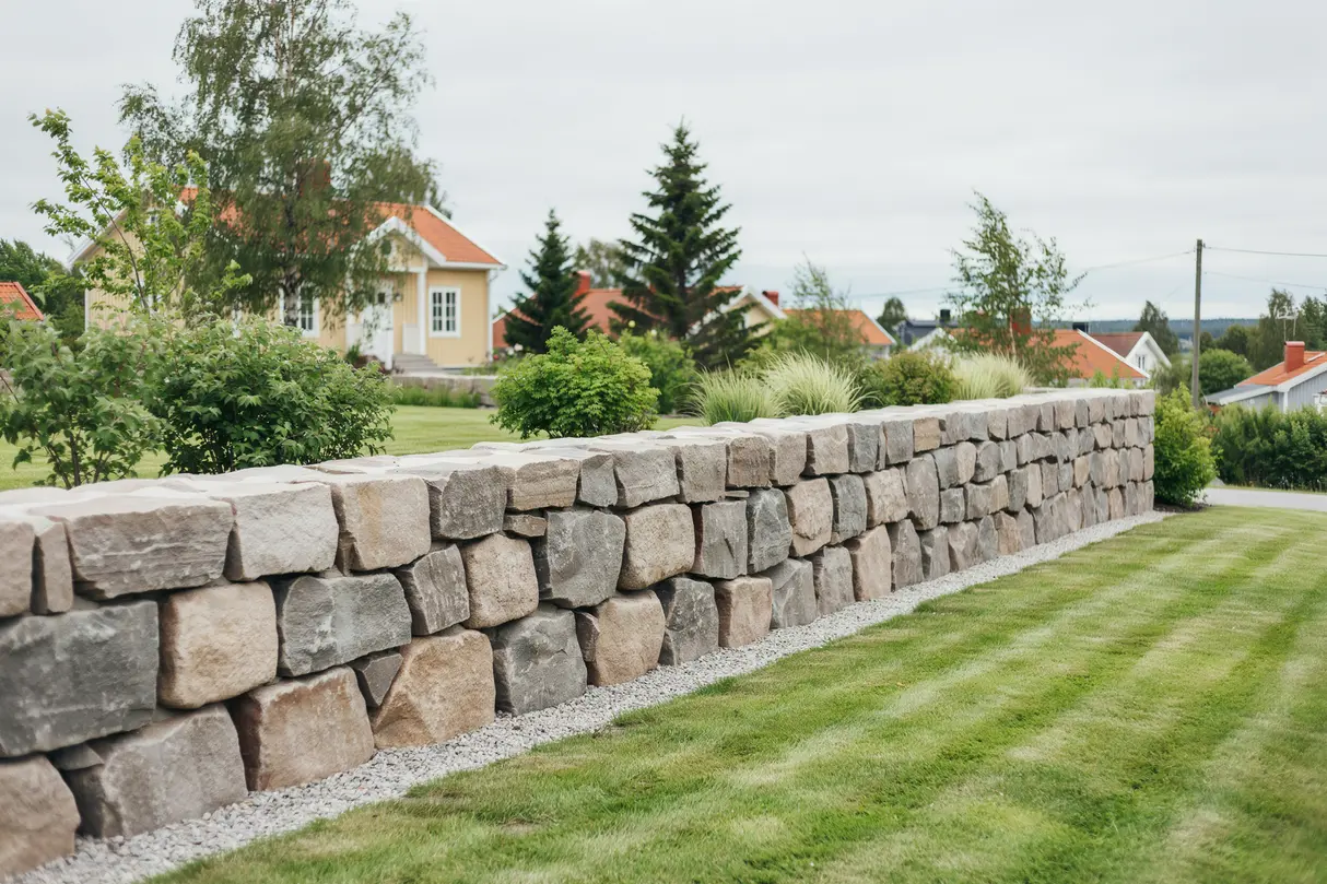 bygge av naturstensmur l ngs tomtgr ns i s derhamn